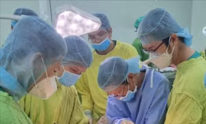 Phối hợp phẫu thuật xuyên đêm cứu sống bệnh nhân rơi ngã vào cọc gỗ