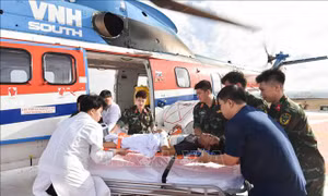 Trực thăng đưa người dân bị tai nạn nguy kịch ở Trường Sa về đất liền điều trị