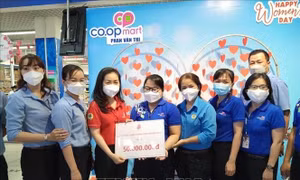 Thành phố Hồ Chí Minh: 'Tháng 3 yêu thương' cho nữ cán bộ, viên chức, lao động