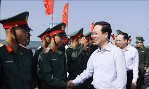 Chủ tịch nước Võ Văn Thưởng thăm quân và dân huyện đảo Cô Tô