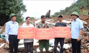Hỗ trợ các gia đình ở Đắk Lắk có nhà bị sập hoàn toàn do mưa lũ