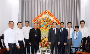 Phó Thủ tướng Trần Lưu Quang thăm và chúc mừng Giáng sinh tại Bình Thuận
