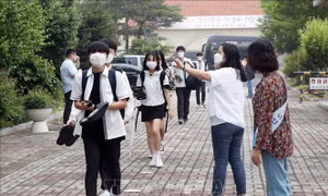 Học sinh Hàn Quốc bắt đầu trở lại lớp học trực tiếp