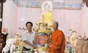 Thăm, chúc mừng Lễ Sene Dolta đồng bào Khmer khu vực biên giới