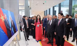 Công ước Hà Nội: Chủ tịch nước Lương Cường và Tổng Thư ký LHQ xem trưng bày ảnh của TTXVN