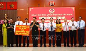 Tây Ninh: Đoàn Đại biểu Quốc hội trao quà cho gia đình chính sách, học sinh khó khăn