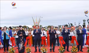 Chủ tịch Quốc hội Vương Đình Huệ dự và cắt băng khánh thành tuyến đường Vạn Xuân