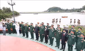 Dâng hương tưởng niệm các Anh hùng, liệt sĩ nhân 60 năm Ngày mở đường Hồ Chí Minh trên biển 