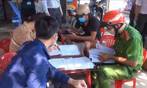 Xử phạt 12 trường hợp không đeo khẩu trang nơi công cộng