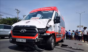 Xe khách va chạm xe máy, 2 người tử vong