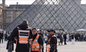 Pháp bắt một số nghi phạm vụ trộm táo tợn tại Bảo tàng Louvre