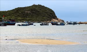 Vịnh Vĩnh Hy đẹp nhất nhì Việt Nam có nguy cơ trở thành bãi bồi