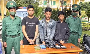 Bắt 3 đối tượng, thu giữ 2 bánh heroin ở vùng biên Kon Tum