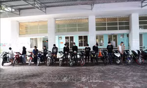 Hoàn tất hồ sơ xử lý nhóm thanh thiếu niên chạy xe nẹt pô, rú ga, tốc độ cao