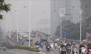 Hà Nội mù sương, không khí ô nhiễm nặng