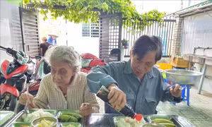 Ấm áp những suất cơm từ thiện