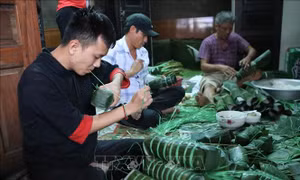 Bánh tét, bánh chưng làng Chuồn vào vụ Tết