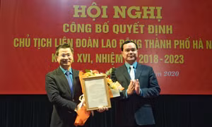 Đồng chí Nguyễn Phi Thường nhận Quyết định là Chủ tịch Liên đoàn Lao động thành phố Hà Nội