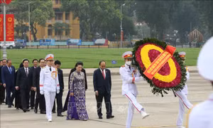 Đoàn Đại biểu Quốc hội vào Lăng viếng Chủ tịch Hồ Chí Minh
