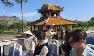 Ra mắt xe buýt tham quan hai tầng nóc thoáng tiêu chuẩn quốc tế tại Huế