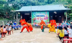 Ấm áp chương trình 'Biên cương vui hội trăng rằm'