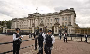 Cảnh sát Anh bắt giữ đối tượng mang hung khí vào Cung điện Buckingham