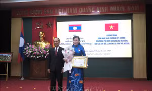 Trao tặng Huân, Huy chương của Nhà nước Lào cho các tập thể, cá nhân tỉnh Thái Nguyên
