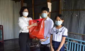 Chăm lo, hỗ trợ trẻ em mồ côi do dịch COVID-19