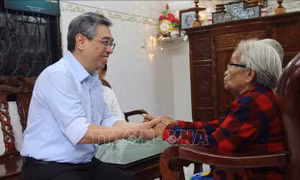 Lãnh đạo Thành phố Hồ Chí Minh thăm, tặng quà các gia đình chính sách tiêu biểu