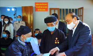 Chủ tịch nước thăm các hộ gia đình được hỗ trợ nhà ở tại Hà Giang