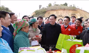 Chủ tịch Quốc hội dự Chương trình Tết nhân ái tại xã biên giới Trịnh Tường, Lào Cai