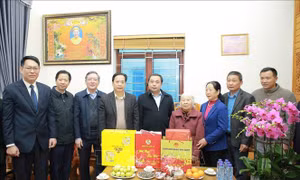 Thăm, động viên đồng bào vùng lũ, biên giới dịp Tết Bính Ngọ
