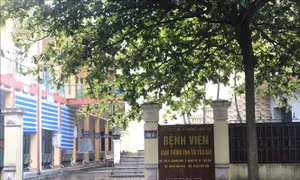Bắt tạm giam Giám đốc Bệnh viện Giao thông vận tải Yên Bái 