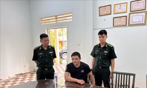 Bàn giao đối tượng liên quan vụ giết người, lẩn trốn ở Campuchia