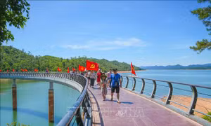 Vẻ đẹp kỳ vỹ của Hồ Kẻ Gỗ