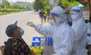 Tuy Hoà đẩy nhanh tốc độ sàng lọc người có liên quan đến các ca F0. Ảnh: Xuân Triệu/TTXVN