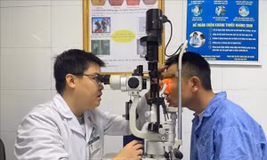 Xử trí kịp thời tai nạn thương tích do đinh sắt bắn vào mắt