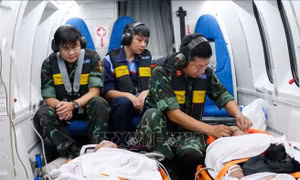 Trực thăng đưa 2 bệnh nhân nguy kịch từ Trường Sa về đất liền điều trị