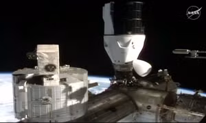 Tàu vũ trụ Dragon ghép nối thành công với trạm ISS