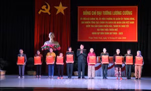 Đại tướng Lương Cường thăm và tặng quà Tết tại Thừa Thiên - Huế