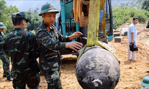 Hủy nổ an toàn quả bom nặng khoảng 200kg được phát hiện dưới lòng sông Đà