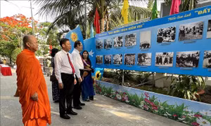 Trưng bày chuyên đề 'Đại thắng mùa Xuân 1975' và triển lãm ảnh 'Đất nước trọn niềm vui'