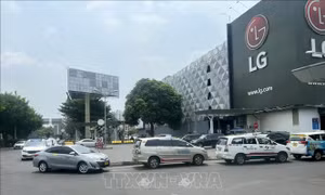Tạm ngừng thay đổi phương thức thu phí xe taxi ở sân bay Tân Sơn Nhất