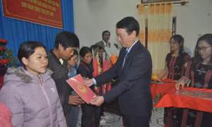 Trao quốc tịch Việt Nam cho 9 công dân Lào tại huyện A Lưới, Thừa Thiên - Huế