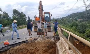 Khẩn trương khắc phục, khơi thông các tuyến giao thông sau lũ lụt