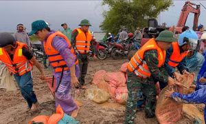 Huế: Huy động lực lượng giúp nhân dân khắc phục sự cố vỡ đê