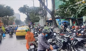 Lộn xộn bãi giữ xe tự phát trước cổng Bệnh viện Đà Nẵng