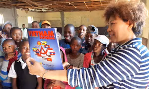 Đoàn cán bộ ngoại giao Việt Nam thăm và làm từ thiện tại Lesotho