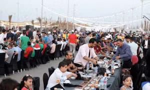 Người dân Ai Cập hứng khởi bên bàn tiệc Iftar dài nhất thế giới