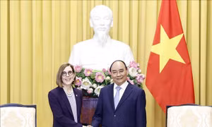 Chủ tịch nước Nguyễn Xuân Phúc tiếp Thống đốc Bang Oregon, Hoa Kỳ
